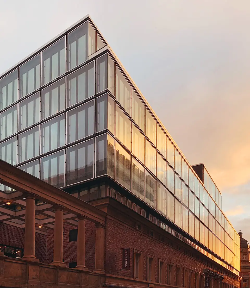 Elementfassade auf historischem Backsteinbau, Work Life Center Hamburg