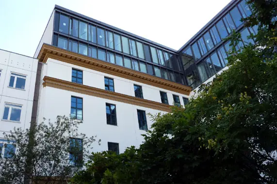 Bürogebäude mit gläsernem Aufbau und Fensterbändern – Montage durch Reiss Metallbau