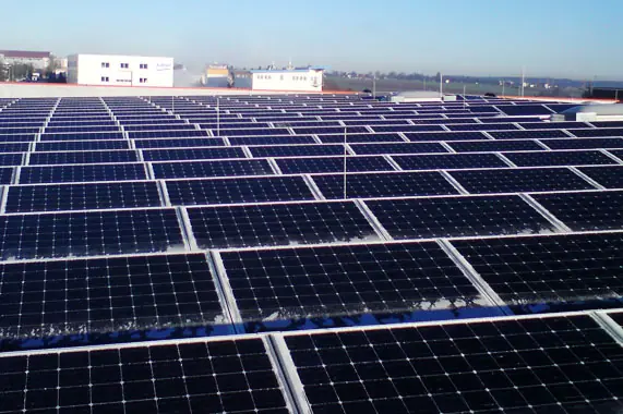 Solaranlage auf einem Flachdach – Montage durch Reiss Metallbau