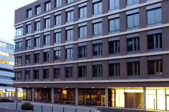Bürogebäude mit Klinkerfassade und Lochfenstern – Montage durch Reiss Metallbau