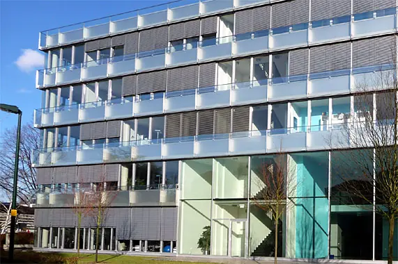 Bürogebäude mit horizontalen Glasbändern und Sonnenschutz – Montage durch Reiss Metallbau
