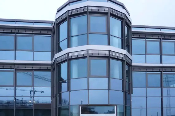 Runder Glaserker an einer Bürofassade – Montage durch Reiss Metallbau
