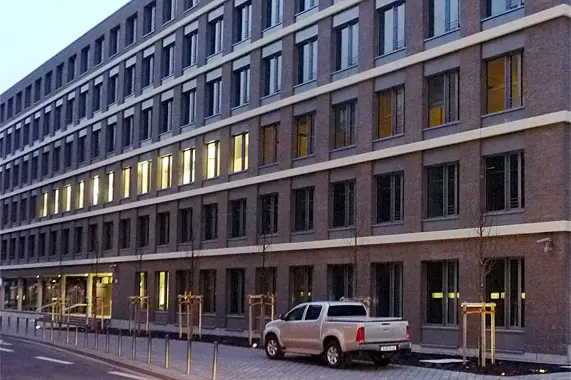 Langgestrecktes Bürogebäude mit Klinkerfassade – Montage durch Reiss Metallbau