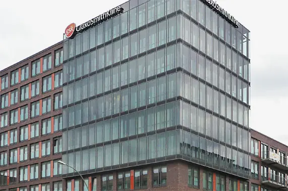 Gläserner Aufbau über einem Backsteingebäude – Montage durch Reiss Metallbau
