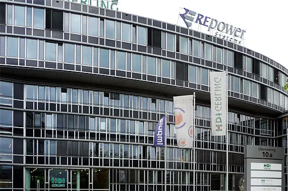 Bürogebäude mit gebogener Fensterbandfassade – Montage durch Reiss Metallbau