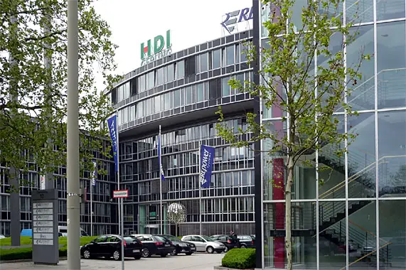 Bürokomplex mit Glasfassade und Eingangsbereich – Montage durch Reiss Metallbau
