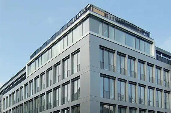 Bürogebäude mit Fensterbändern und Staffelgeschoss – Montage durch Reiss Metallbau