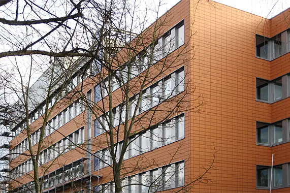 Bürogebäude mit Terrakottafassade – Montage durch Reiss Metallbau