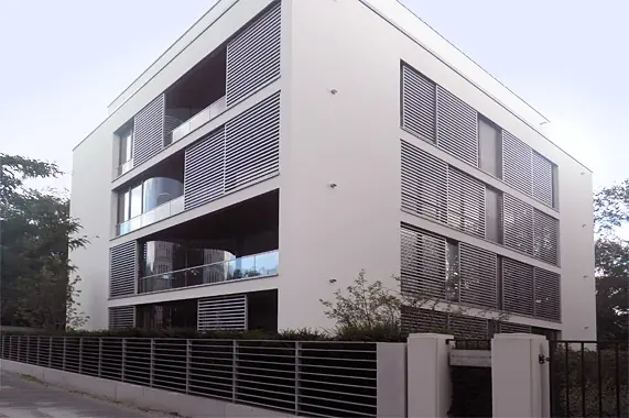 Wohngebäude mit Schiebeläden und Loggien – Montage durch Reiss Metallbau